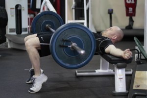 Подъем ягодиц со штангой, опираясь на скамью, позиция 1